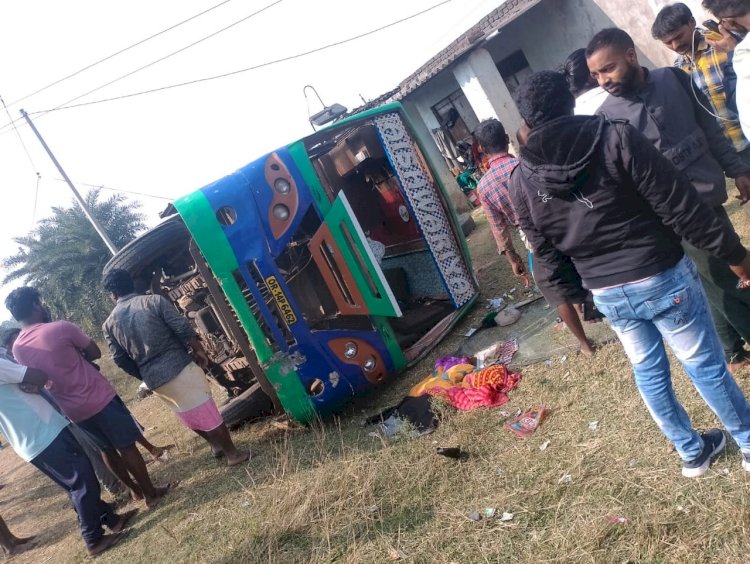 पीन टूटने से पलटी बस सभी यात्री सुरक्षित