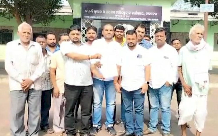 दुकानदारों ने लगाई उपजिलापाल से गुहार 