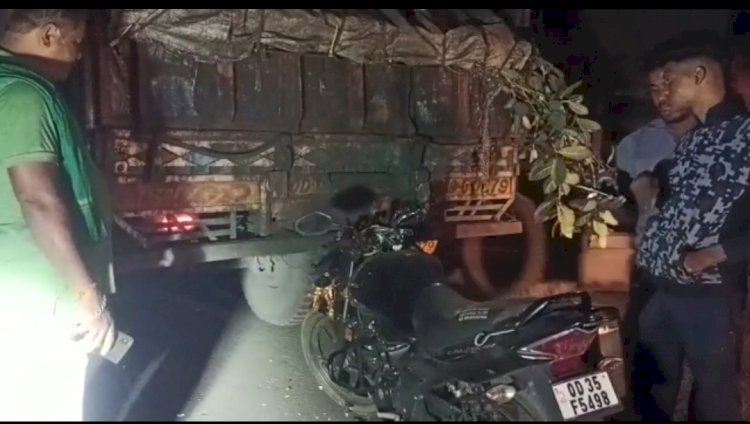 ट्रक को पीछे से टक्कर मार कर मोटरसाइकिल चालक गंभीर रूप से घायल 