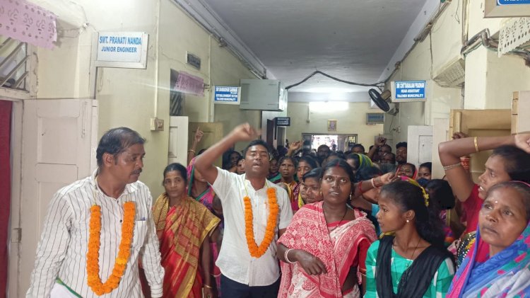 सुविधाओं से वंचित जनता का विरोध प्रदर्शन 