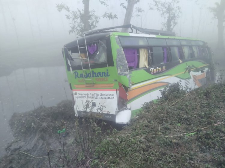 पर्यटक बस पलटने से दर्जनो यात्री घायल 