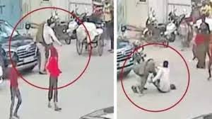 कायरों की भीड़ के सामने मरता जांबांज सिपाही 