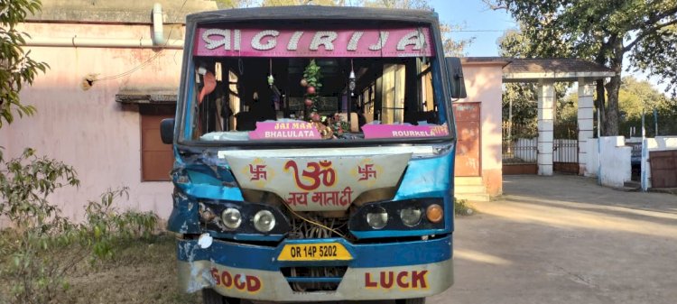 सड़क दुर्घटना में पति की मौत पत्नी गंभीर रूप से घायल