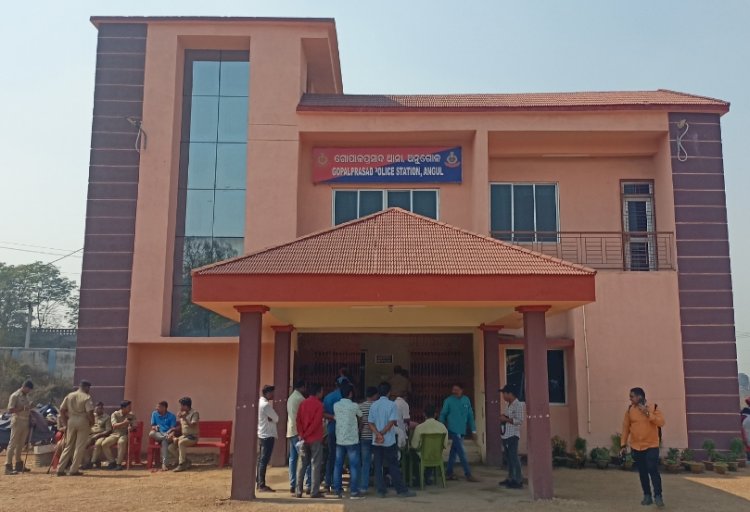 ग्रामीणों ने वारंट के बिरोध में किया थाने का घेराव 