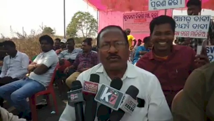 नये सिमेंट प्लंट में नियुक्ति न देने पर धरने पर बैठे लोग