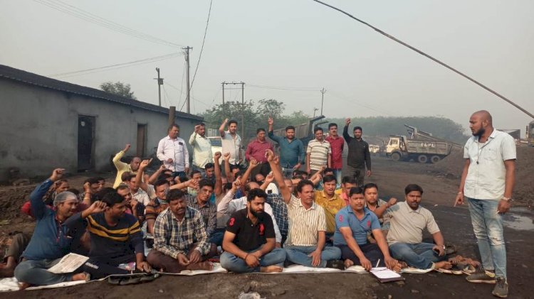 कोयला ढुलाई करने वाले वाहन स्वामीयों ने दिया धरना 
