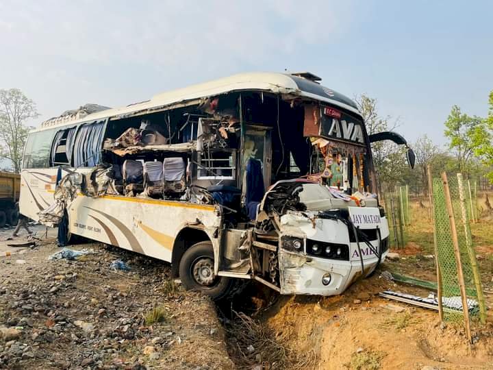 खड़ी हाईवा से टकराई बस दो मृत दो दर्जन घायल 