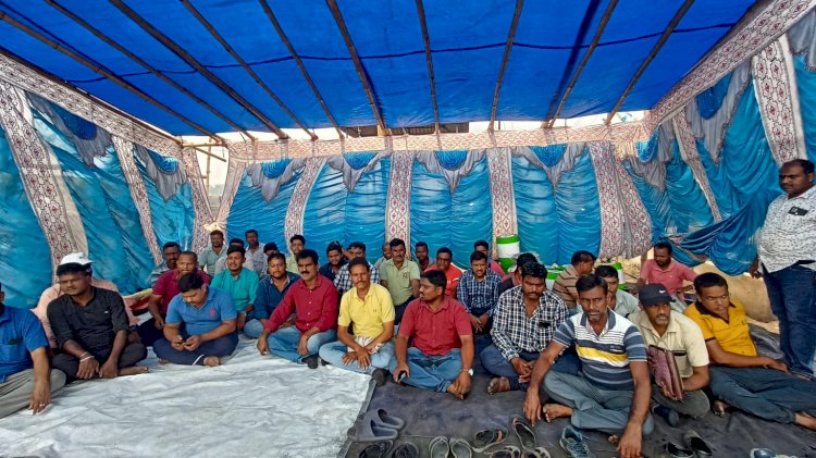 बकाया भाड़े के भुगतान के लिए वाहन स्वामीयों ने दिया धरना
