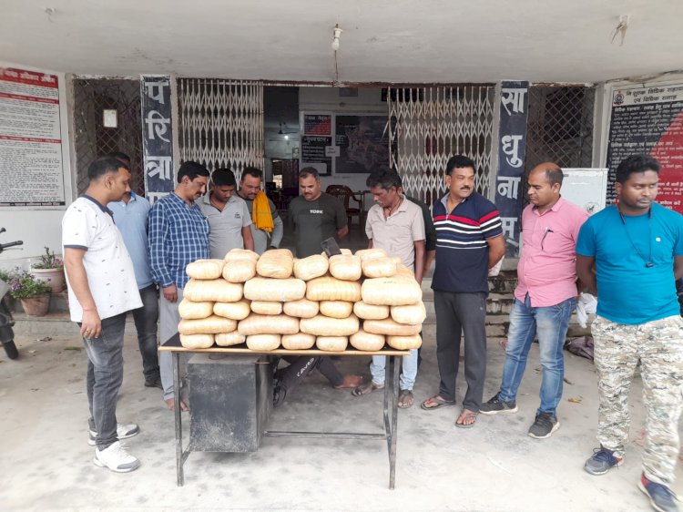 बैरिकेट तोड़कर भाग रहा तस्कर गिरफ्तार 