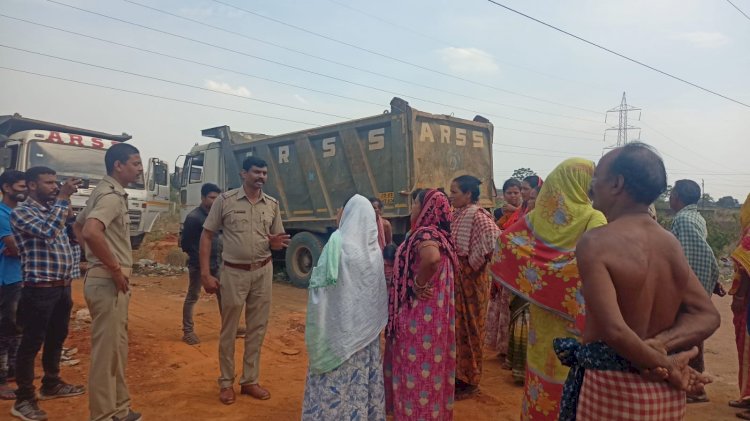 तालाब से मिट्टी निकालने को लेकर स्थानीय वासिंदा और प्रशासन के बीच टकराव 