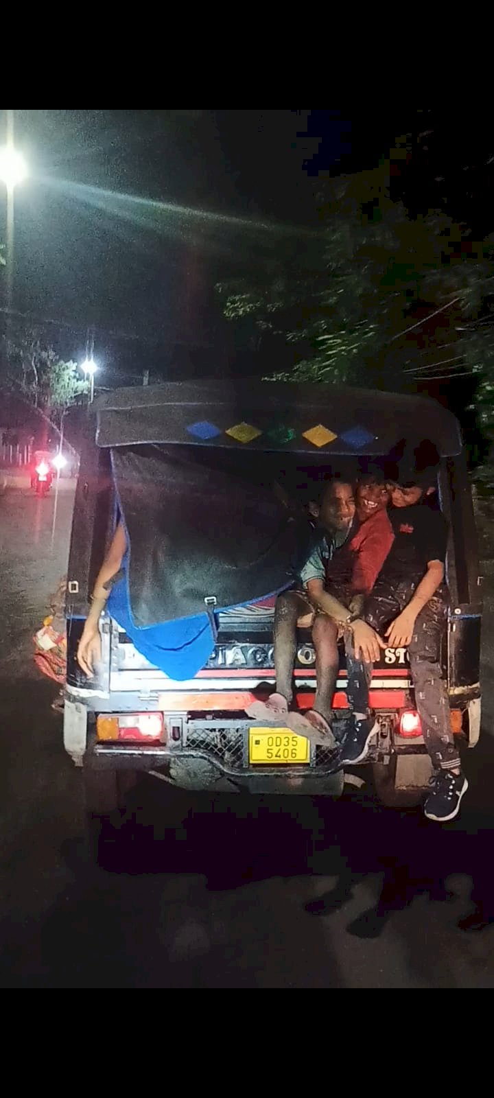 आटो रिक्शा में भेड़ बकरियाँ की तरह ठूंसे जा रहे है बच्चे 