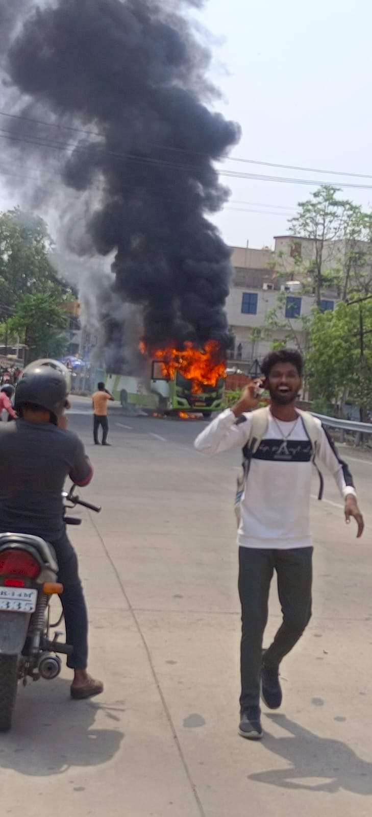 मो बस में लगी आग सभी सवार सुरक्षित 