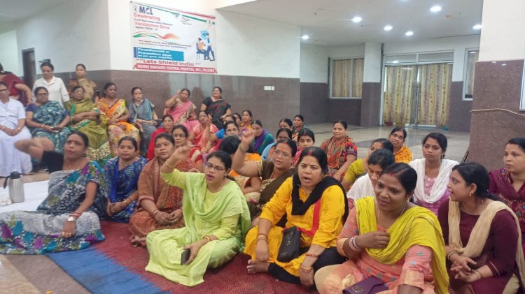 8 सूत्री मांगो को लेकर हड़ताल में नर्स 