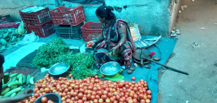 टमाटर के बढ़ते दाम से चिंतित उपभोक्ता 