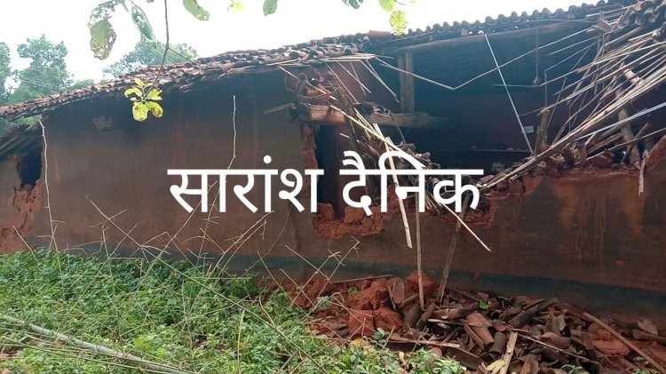 हाथी के हमले से टूटा घर बाल बाल बचे चार लोग 
