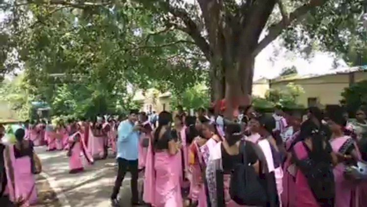 तीन सूत्रीय मांग को लेकर शिक्षको का अनिश्चित कालीन हड़ताल 