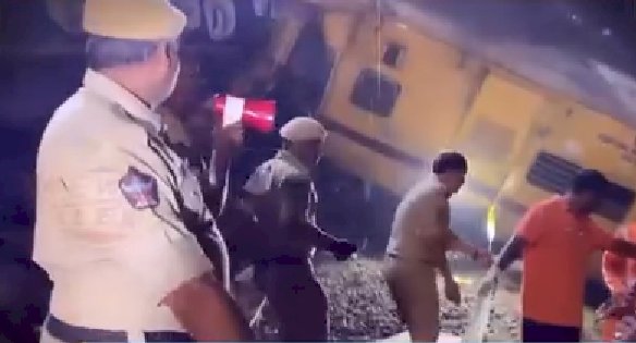 ओडिशा आंध्र सीमा में भयंकर ट्रेन दुर्घटना 6 की मौत सैकड़ों घायल 