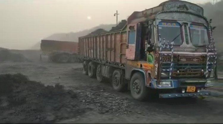 कोयला चोरी करते दो ट्रक और एक लोडर जब्त 