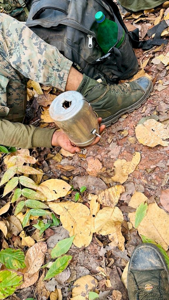 सुरक्षा बलों ने नक्सलियों के बंकर को किया ध्वस्त 