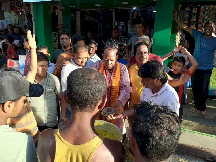 माँ कालरात्रि सेवा समिति की ओर से जगन्नाथ भक्तो को खिचड़ी वितरण किया गया 