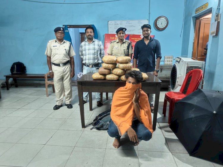 सढे़ दस किलो गाँजा के साथ बीस वर्षीय युवक गिरफ्तार 