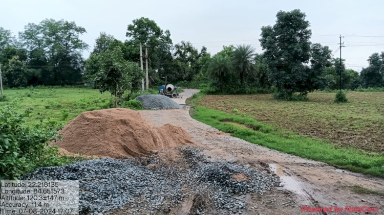 अब सड़क भी अवैद्य निकला 