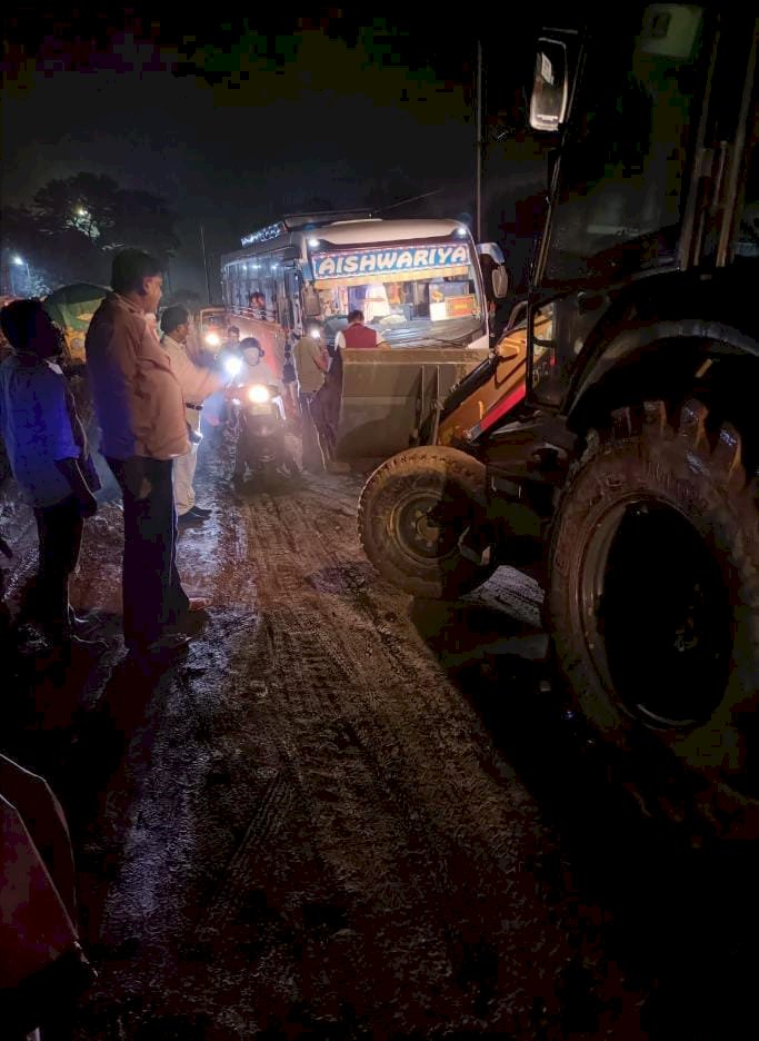 गड्ढे और कीचड़ से पटा कुकडा़ गेट के निकट का सड़क 