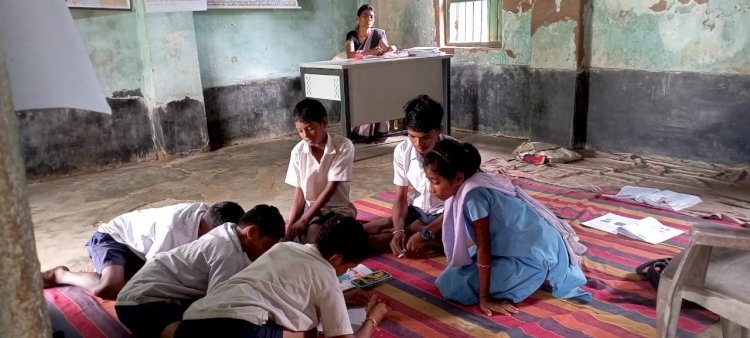 विद्यालय में खतरनाक परिस्थिति में पढ़ रहे है छात्र 