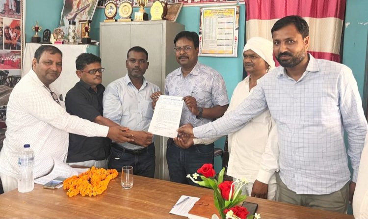 सेवा पुस्तिका अद्यतन के लिए शिक्षकों ने खंड़ शिक्षाधिकारी को सौंपा ज्ञापन