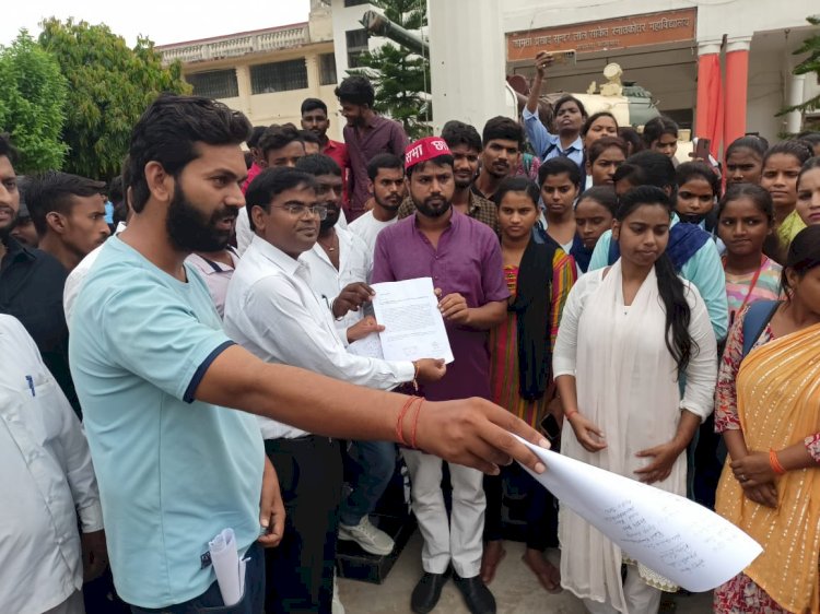 साकेत महाविद्यालय के छात्र नेता ने जिलाधिकारी को सौंपा ज्ञापन