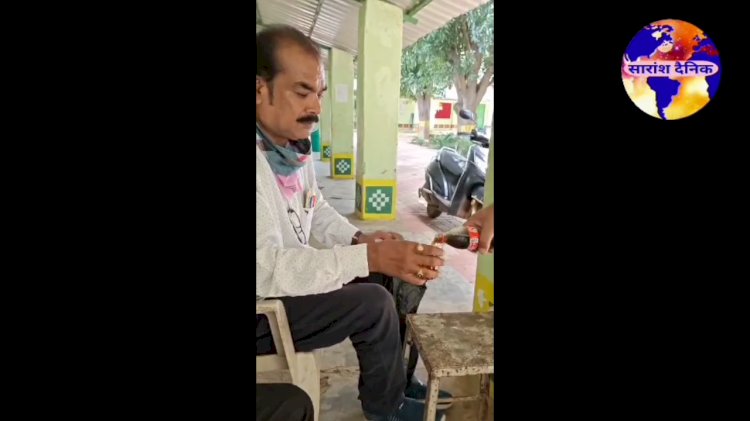 ड्यूटी के दौरान स्कूल के कलर्क ने स्कूल में पी शराब 