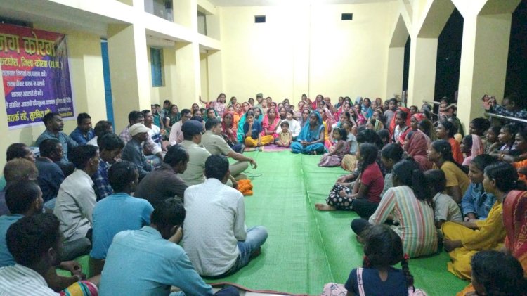 थानेदार ने लोगों के साथ धरा पर बैठकर लोगों को किया जागरूक
