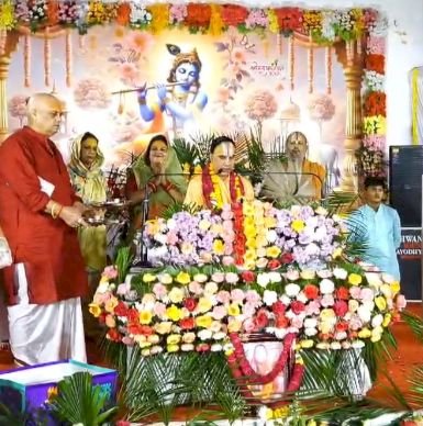 जगतगुरु महाराज से भक्त ध्रुव की कथा सुन मंत्रमुग्ध हुए लोग