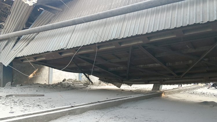 डालमिया सीमेंट का कन्वेयर बेल्ट सड़क पर गिरा बाल बाल बचे लोग