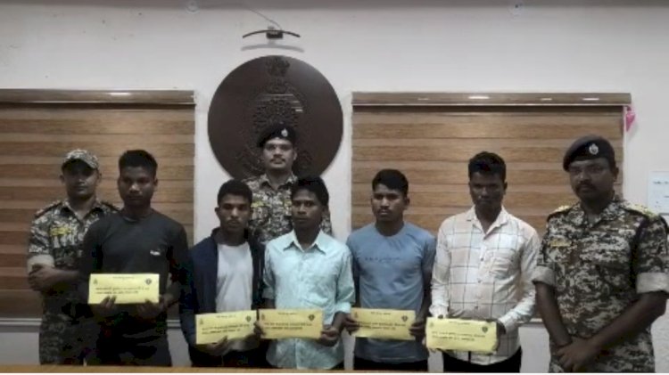 11 लाख के इनामी समेत अन्य नकस्लीयों ने किया आत्मसमर्पण