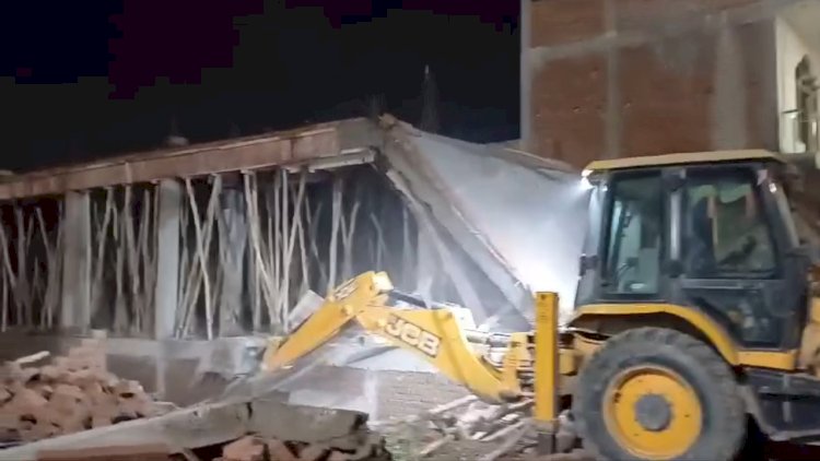 प्रशासन पर लगा नोटिस दिए बिना घर तोड़ने का आरोप 