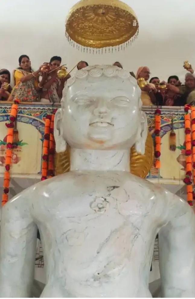 भगवान ऋषभदेव की विशाल प्रतिमा का महा अभिषेक