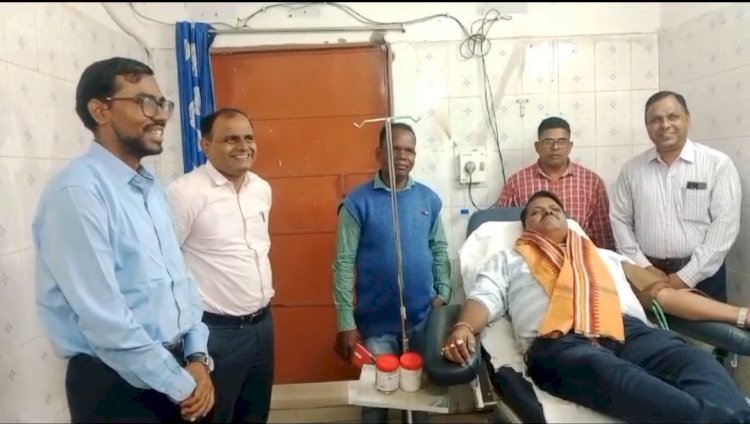 शिक्षक ने किया 72वां रक्तदान