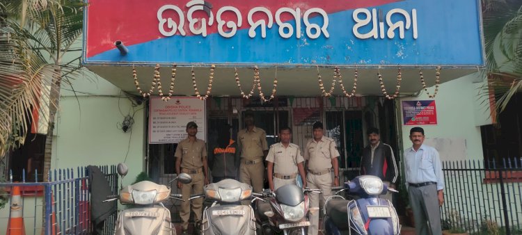 चोरी के चार दुपहिया के साथ अभियुक्त गिरफ्तार 