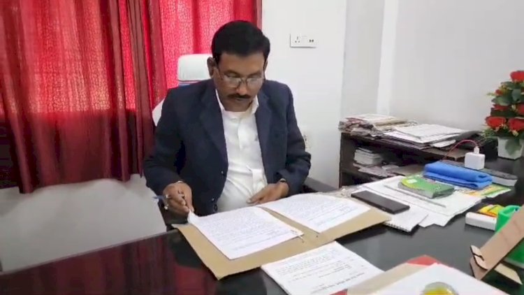 भ्रष्टाचार निरोधक ब्योरो द्वारा पकडा़ गया रिश्वतखोर शिक्षाधिकारी 