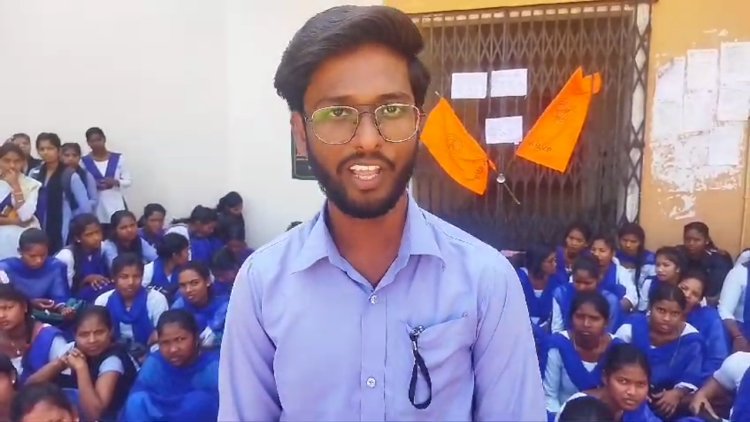 मनोहरपुर डिग्री कालेज में जारी है धरना प्रदर्शन 
