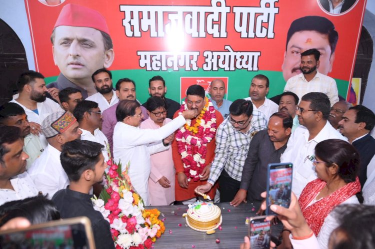 मनाई गई पूर्व मंत्री तेज नारायण पांडे पवन का जन्मदिन