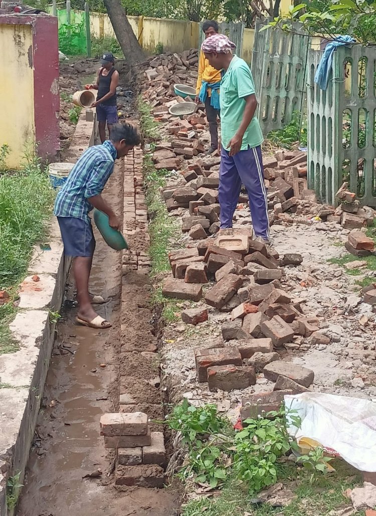 पुरानी रद्दी ईंटों से किया जा रहा है नाली का नवीनीकरण 