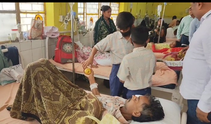 छात्रों ने पोषण पखवाड़े के अंतर्गत मरीजों को फल वितरित किए