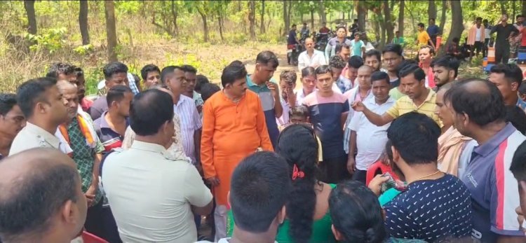 भूमि अधिग्रहण के बाद रोजगार को लेकर विरोध प्रदर्शन 