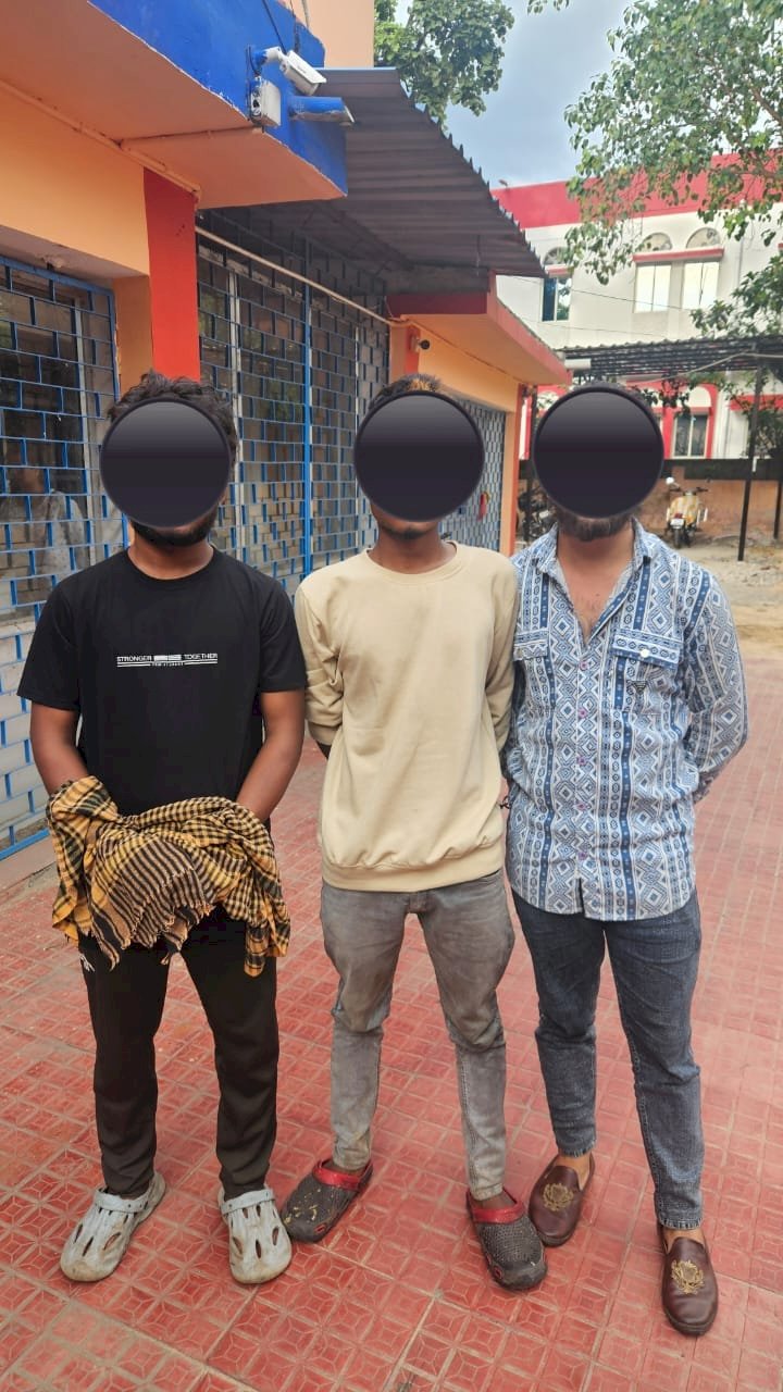 घर में चोरी करने के आरोप में तीन गिरफ्तार 