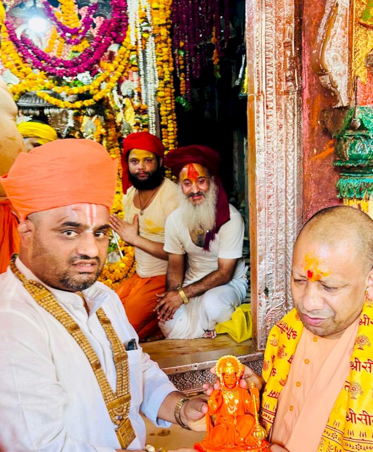 मुख्यमंत्री योगी आदित्य नाथ ने हनुमानगढी़ में किए दर्शन पूजन 
