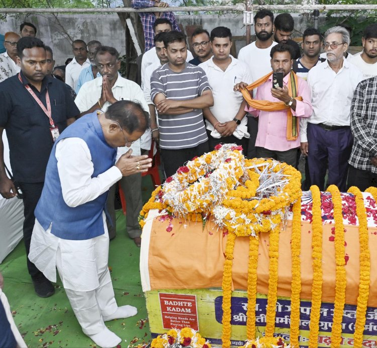 मुख्यमंत्री ने शहीद एएसपी को उनके आवास पहुँच दी श्रद्धांजलि 