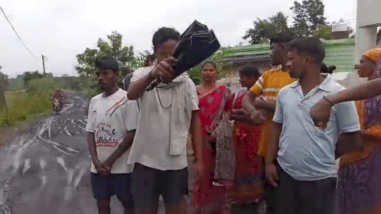 सड़क ना बनने पर मतदान का बहिष्कार करने की चेतावनी 