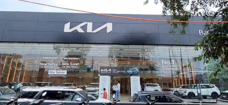 किया कार शोरूम में ग्राहक और पत्रकार हुए प्रताड़ित 